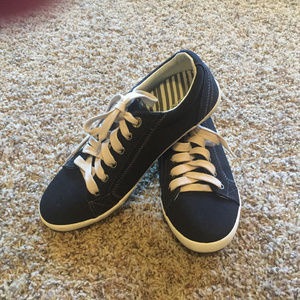 TAOS STAR TENNIS SHOES 9 PERFECT CONDITION
